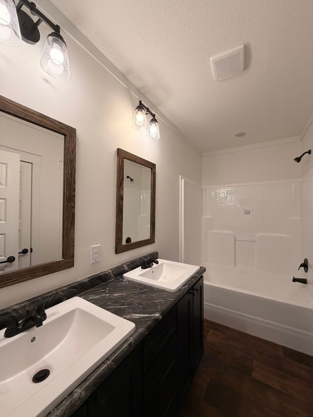 The king david 64 bathroom home features