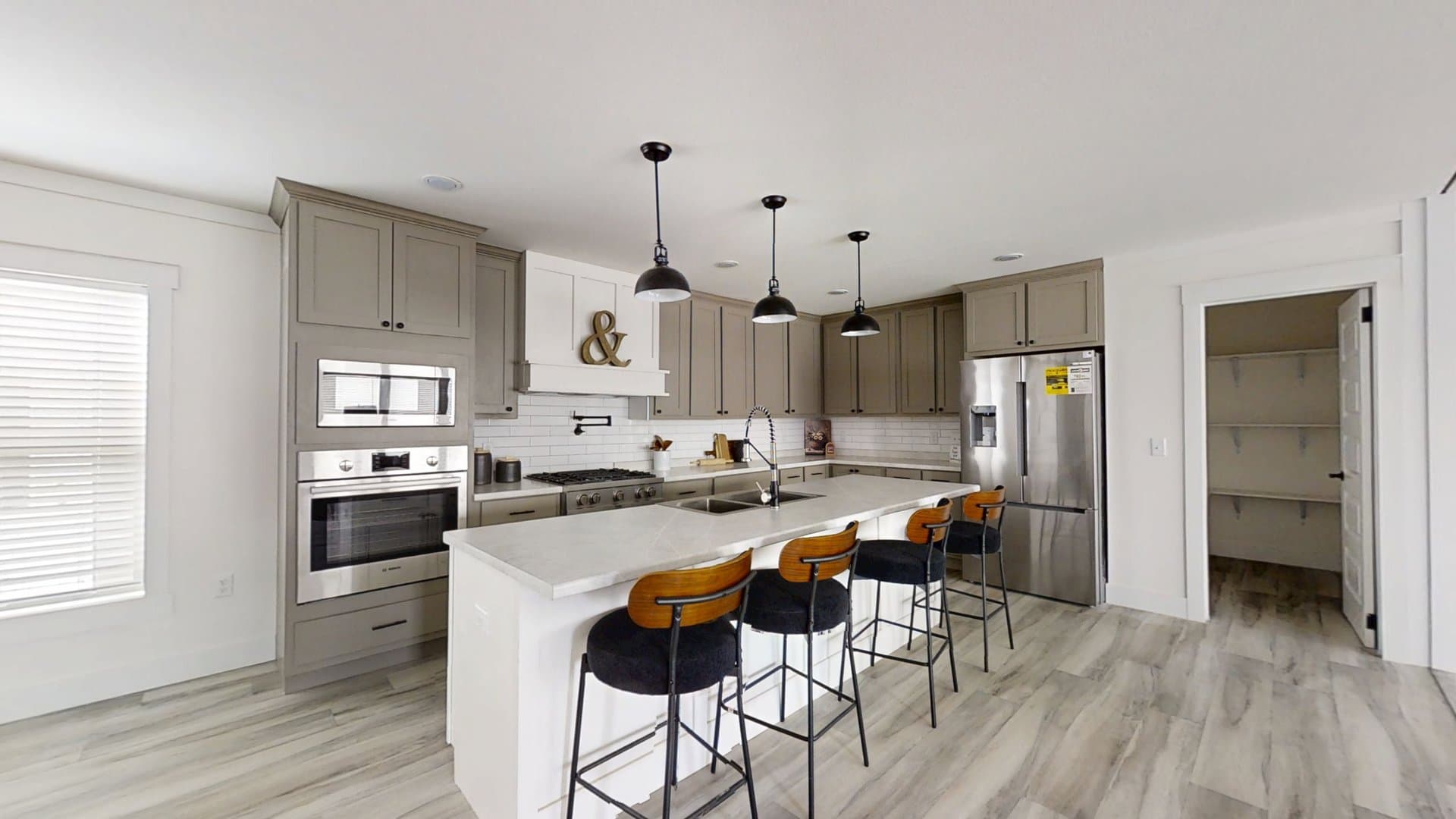 The king david 76 hero and kitchen home features